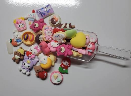 Mystery charm candy scoops